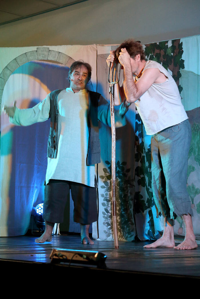 Zwei Schauspieler auf der Bühne beim KiJA OÖ Musical 