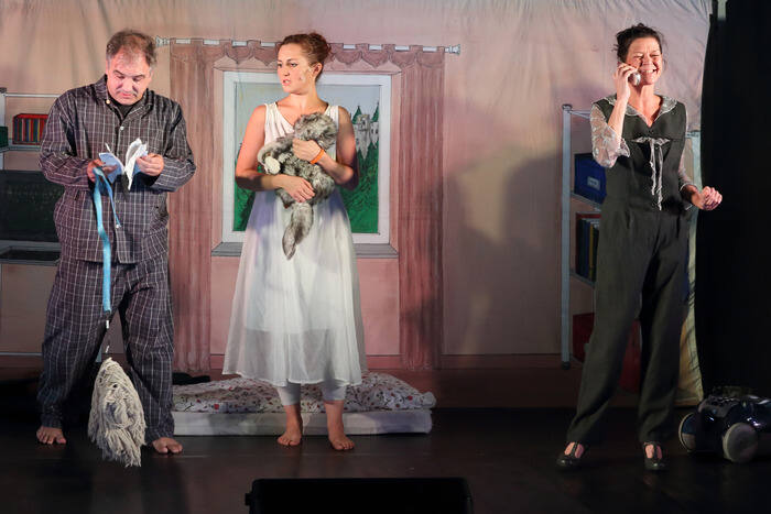 Drei SchauspielerInnen auf der Bühne beim Kindermusical „Anna und der Wolf“ der KiJA OÖ