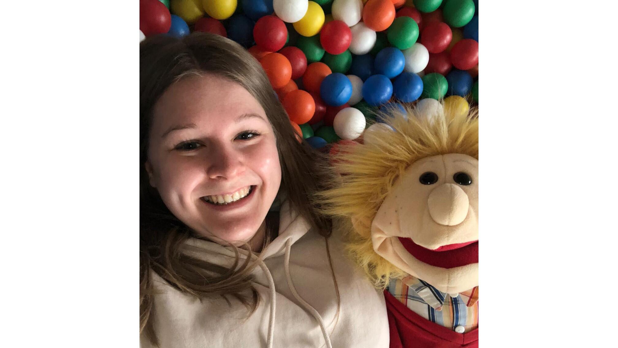 Pädagogin mit Handpuppe