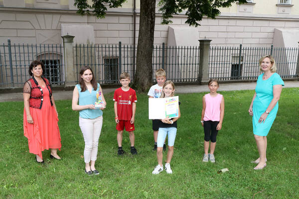 Liberto 2021 PreisträgerInnen der Volksschule Heiligenberg, Bezirk Grieskirchen mit LRin Gerstrofer und Kinder- und Jugendanwältin Winkler-Kirchberger