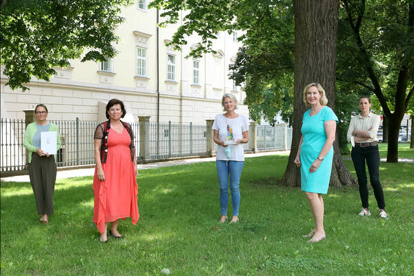 Liberto 2021 Preisträgerinnen der PROGES Linz mit LRin Gerstrofer und Kinder- und Jugendanwältin Winkler- Kirchberger 