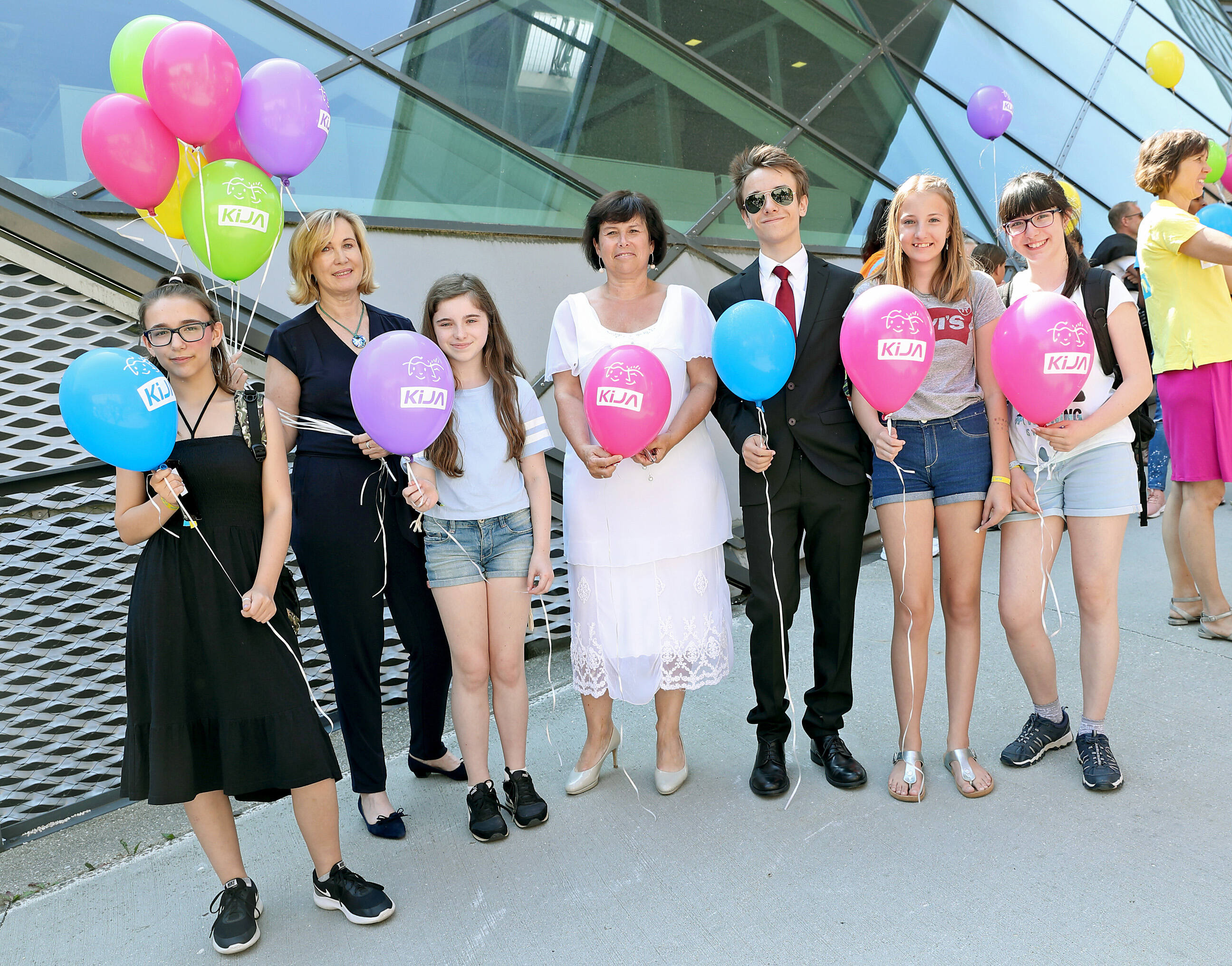 LRin Birgit Gerstorfer mit Kinder- und Jugendanwältin Mag. Winkler-Kirchberger mit Jugendlichen beim OÖ Kinderrechtefest 2019 