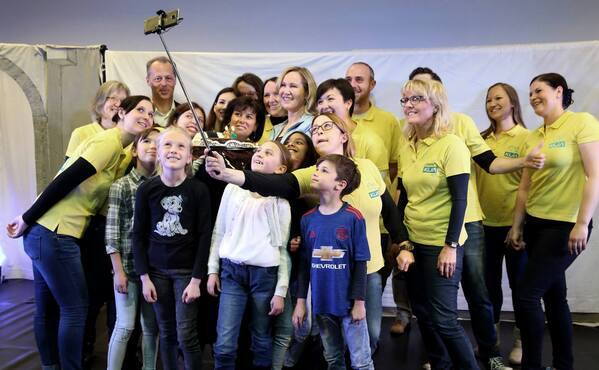 Foto der Überreichung der Geburtstagstorte zum 25. Jubiläum der Kinder- und Jugendanwaltschaft OÖ mit Landesrätin Birgit Gerstorfer und Mag.a Winkler-Kirchberger samt KiJA-Team