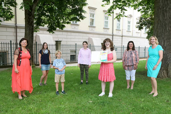 Anerkennungspreis Sonderhort des Institutes Hartheim, Bezirk Eferding mit LRin Gerstrofer und Kinder- und Jugendanwältin Winkler-Kirchberger 