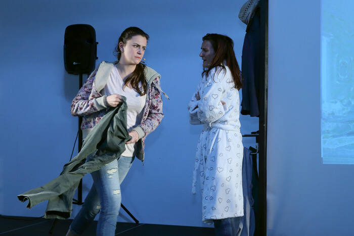 Zwei Schauspielerinnen auf der Bühne beim Theaterstück „Was ist schon normal?“ der KiJA on Tour 2017/2018