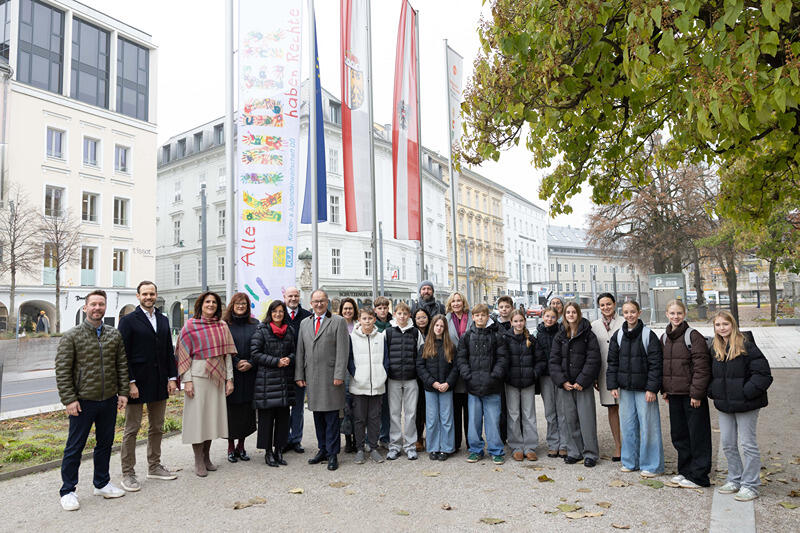 Hissen der Kinderrechte-Fahne vor dem Linzer Landhaus 2025