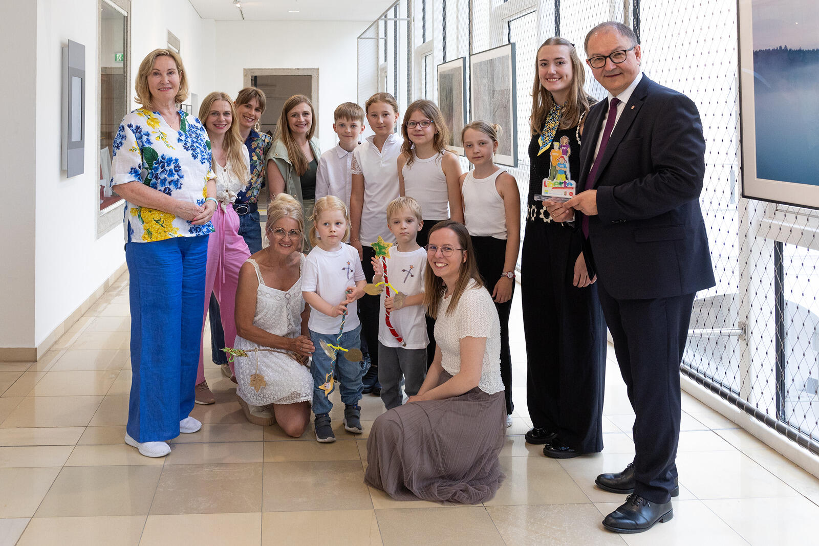 Landesrat Mag. Martin Winkler und Kinder- und Jugendanwältin des Landes OÖ Mag.a Christine Winkler-Kirchberger mit den Poxrucker Sisters und Vertreter*innen der Liberto 2026-Preisträger*innen: Lea Reisegger, die 4 Freunde Lena, Pia, Sophia und Johannes und Kinder des Pfarrcaritas-Kindergarten Katsdorf