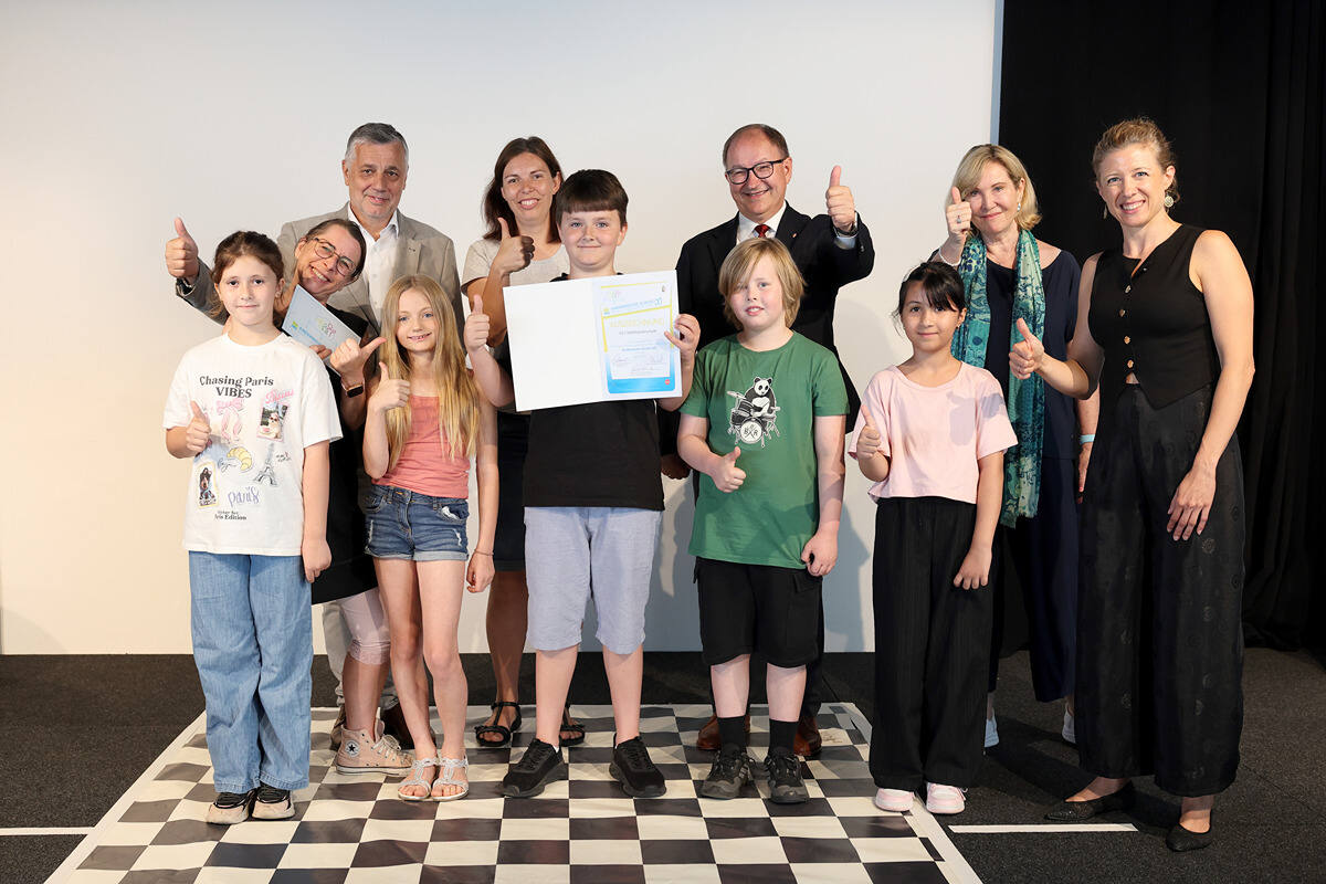 Auszeichnung der VS 1 Stelzhamerschule Linz als Kinderrechte Schule OÖ durch Landesrat Winkler, Bildungsdirektor Klampfer und Kinder- & Jugendanwältin Winkler-Kirchberger