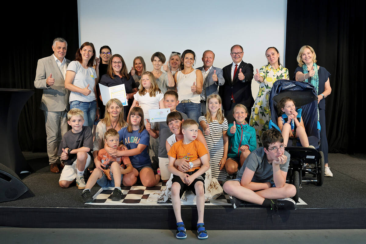 Auszeichnung der Volksschule Rohrbach-Berg als Kinderrechte Schule OÖ durch Landesrat Winkler, Bildungsdirektor Klampfer und Kinder- & Jugendanwältin Winkler-Kirchberger