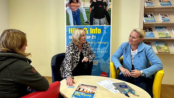 Beratungsgespräch mit Kinder- und Jugendanwältin Mag.a Winkler-Kirchberger (li.) und Teamleiterin Manuela Brendel MA (re.)