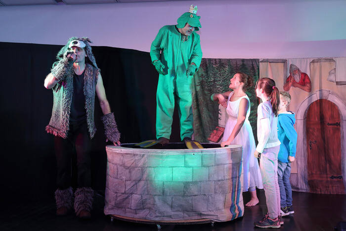 Drei SchauspielerInnen und zwei SchülerInnen auf der Bühne beim Kindermusical „Anna und der Wolf - normalerweise im Märchenwald?“ der KiJA on Tour 2017/2018