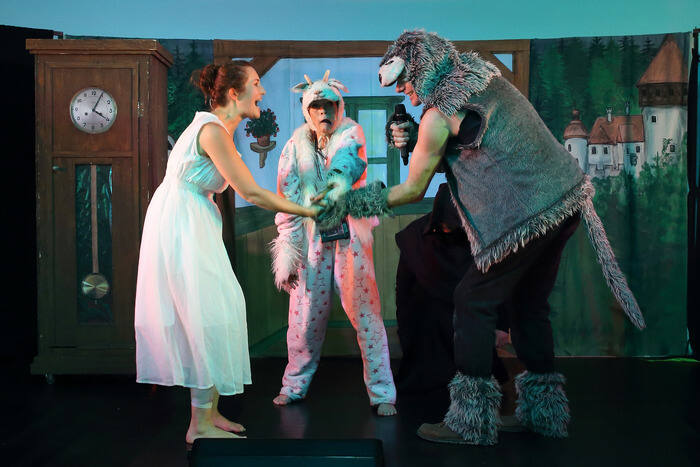 Drei SchauspielerInnen auf der Bühne beim Kindermusical „Anna und der Wolf - normalerweise im Märchenwald?“ der KiJA on Tour 2017/2018