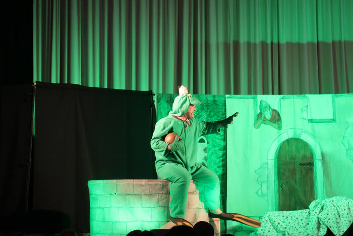 Schauspieler auf der Bühne beim Kindermusical „Anna und der Wolf - normalerweise im Märchenwald?“ der KiJA on Tour 2017/2018