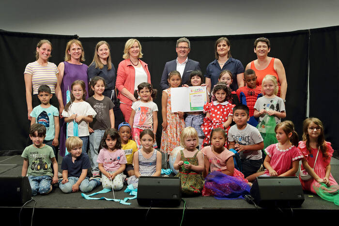 Überreichung des Liberto 2023 Anerkennungspreises an die Kinder des Kindergartens Anastasius-Grünstraße (Bezirk Linz)