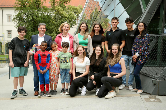 LR Lindner und Kinder- und Jugendanwältin Winkler-Kirchberger mit PreisträgerInnen des Liberto 2023 (Akademisches Gymnasium, BAFEP, KiGA Anastasius-Grünstraße)