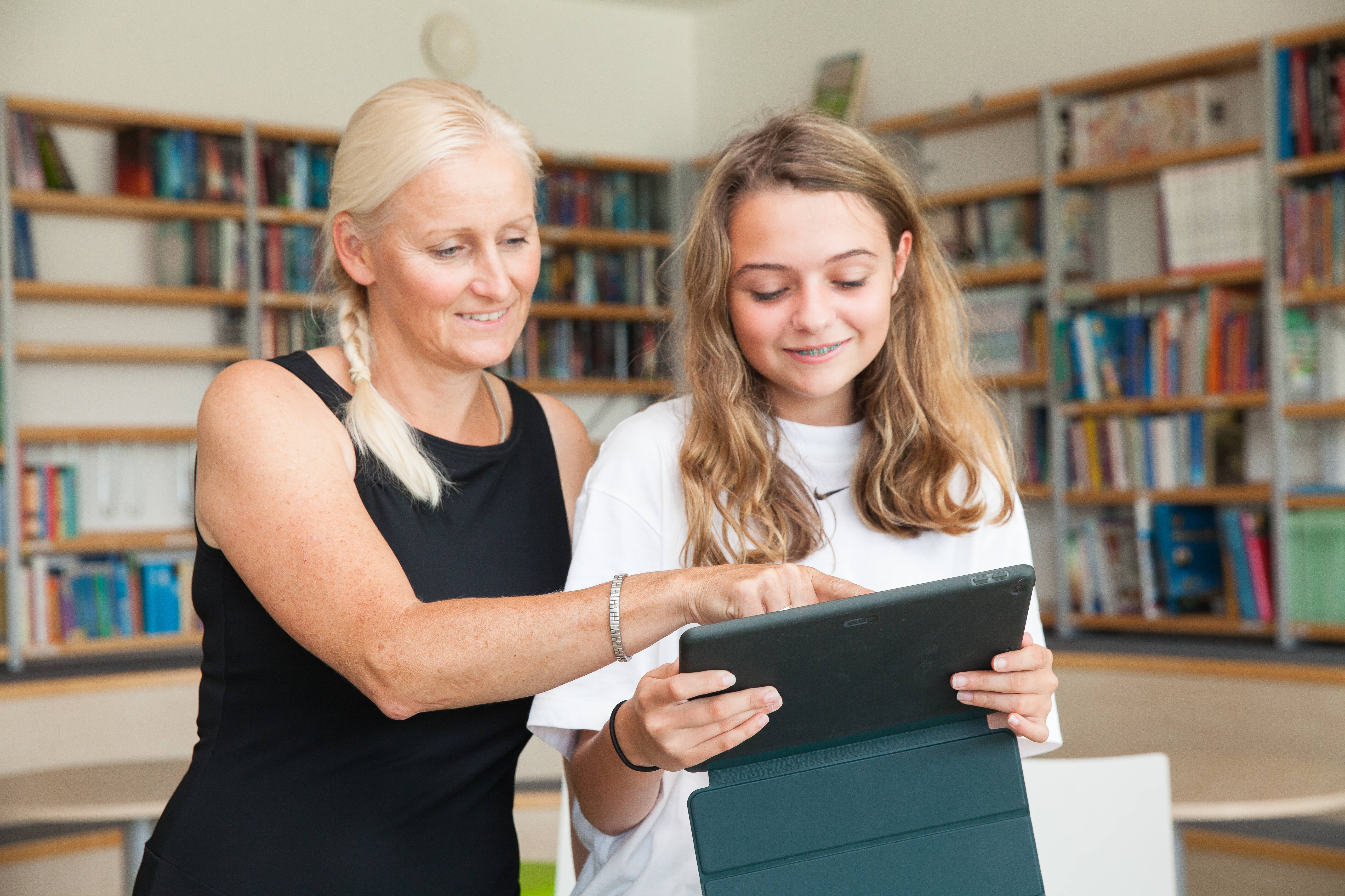 Frau_Maedchen_Tablet_stehend_Kinder_und_Jugendanwaltschaft_OOE_KiJA_OOE_Kinderrechte