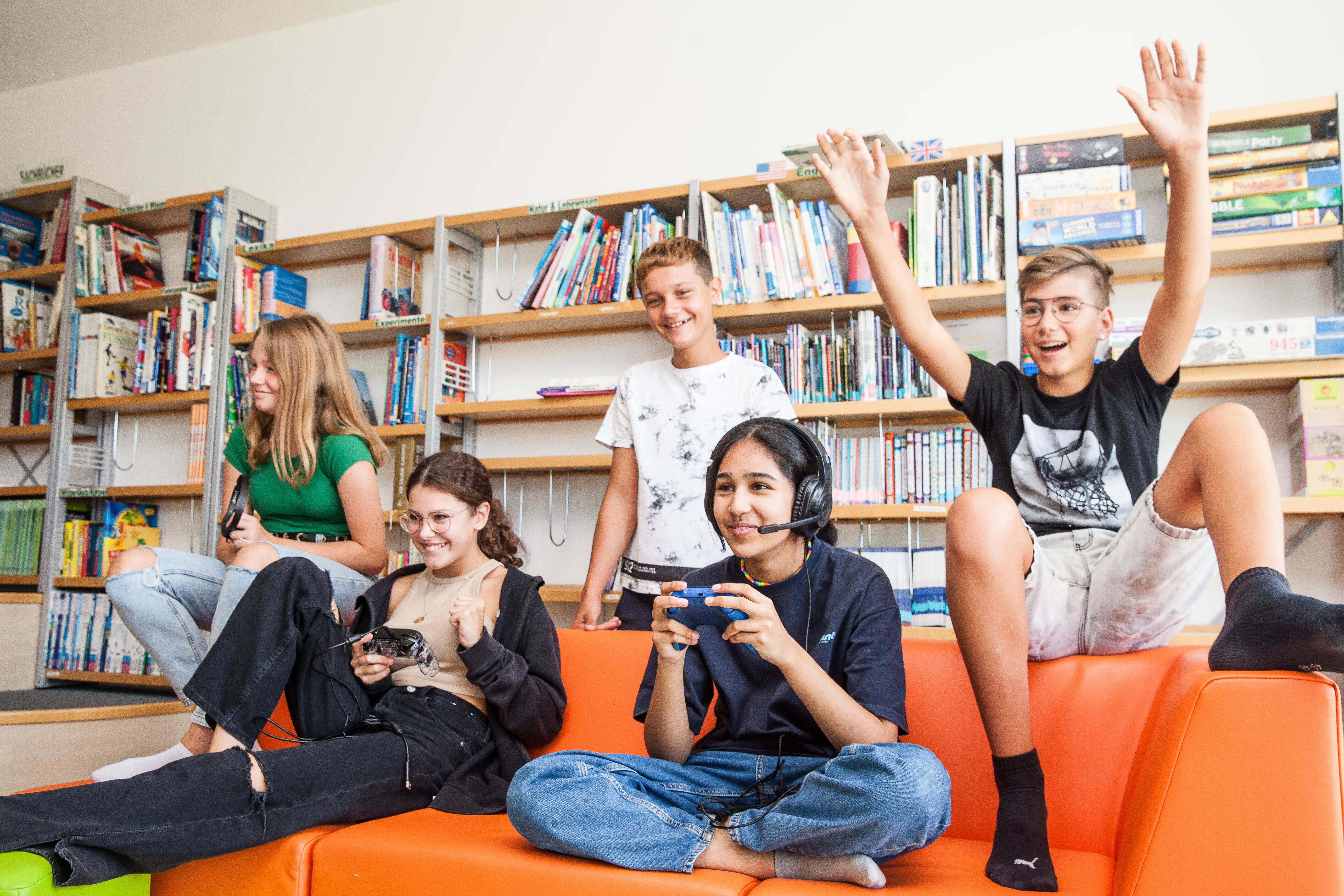 Gruppe_gemischt_Couch_Gaming_lachen_seitlich_Kinder_und_Jugendanwaltschaft_OOE_KiJA_OOE_Kinderrechte