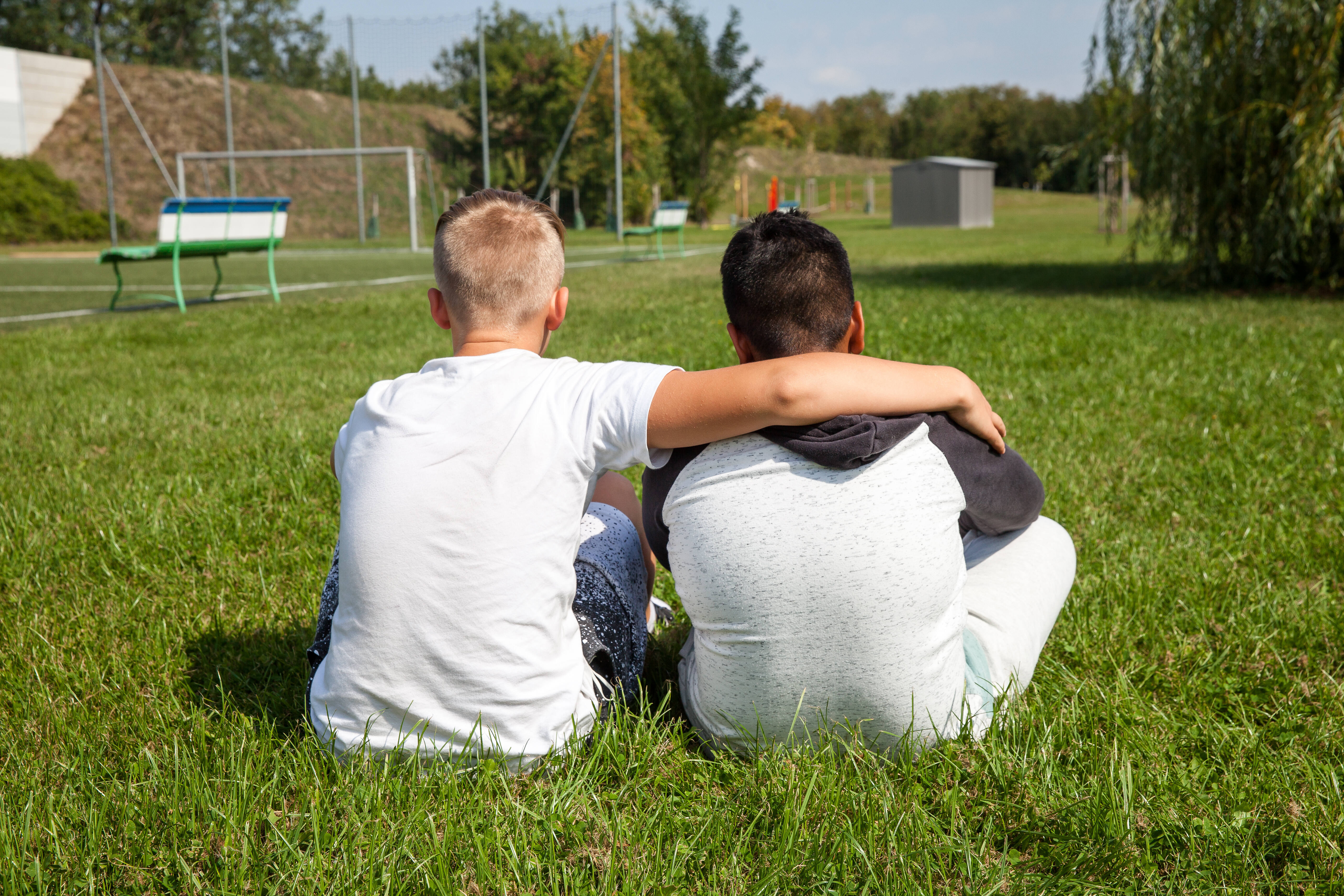 Jungs_Freunde_Natur_sitzen_umarmen_hinten_Ruecken_Kinder_und_Jugendanwaltschaft_OOE_KiJA_OOE_Kinderrechte_(c)_Nadja Meister_IMG_8852