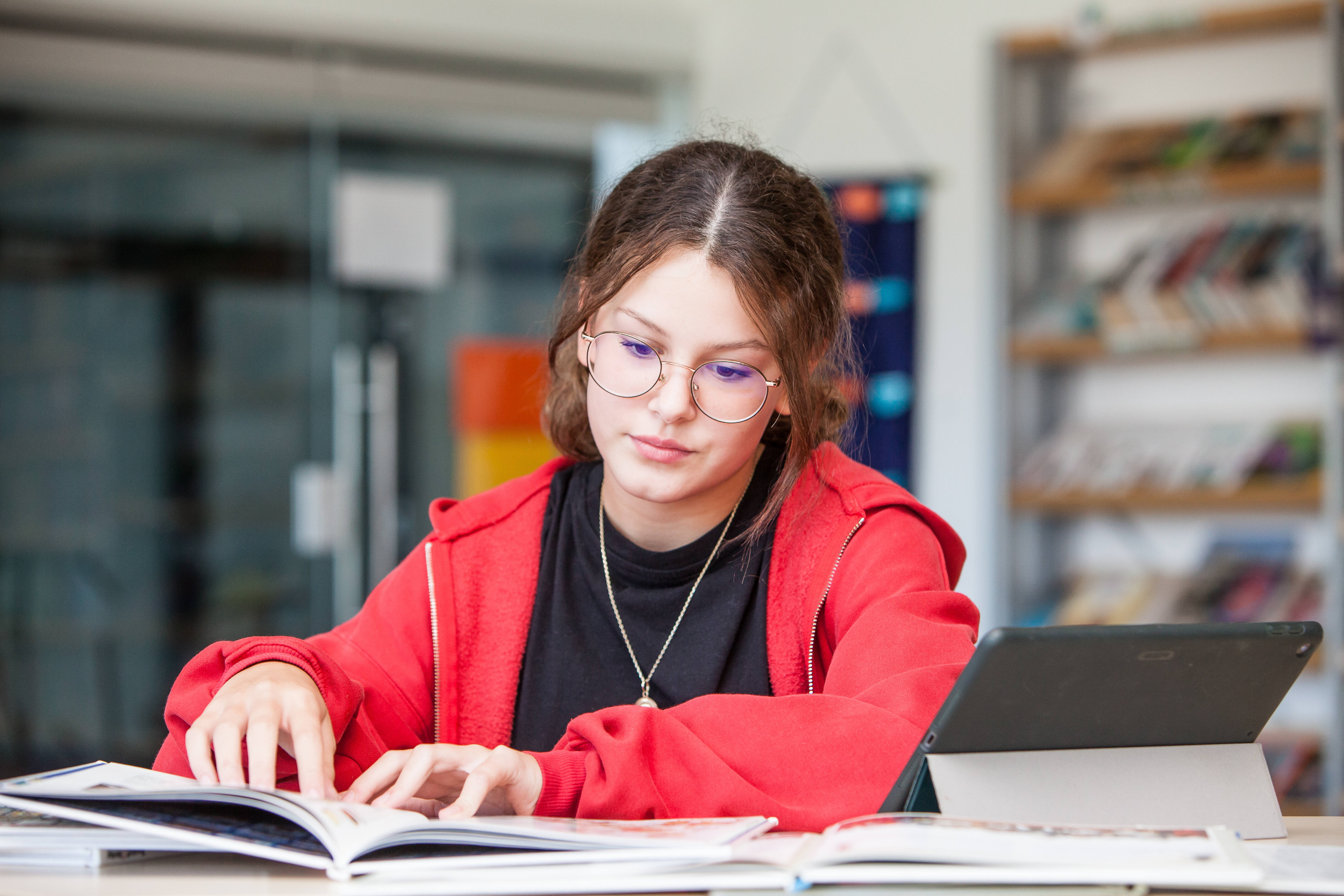 Maedchen_lesen_Brille_sitzend_1_Kinder_und_Jugendanwaltschaft_OOE_KiJA_OOE_Kinderrechte_(c)_Nadja Meister_IMG_8049