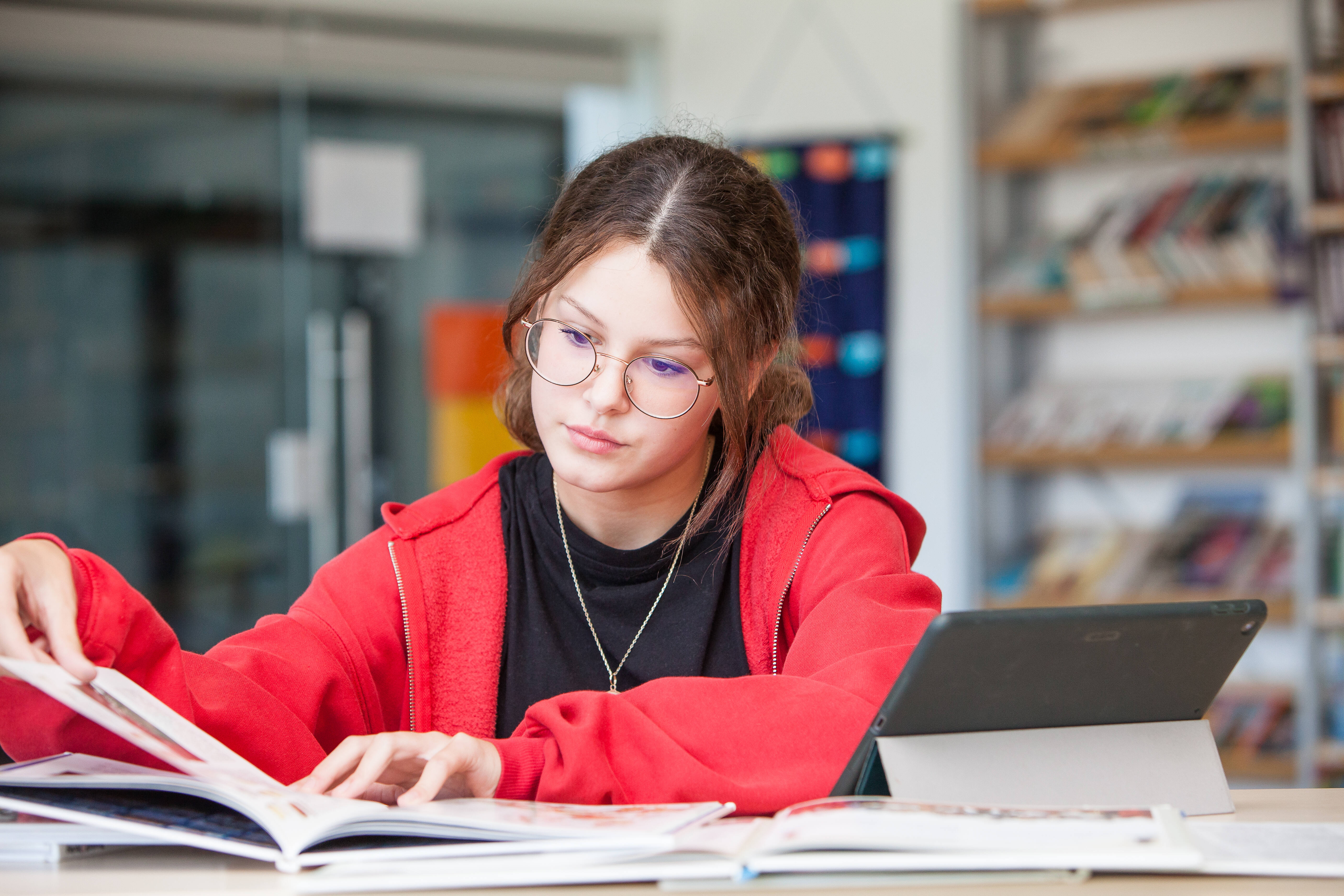 Maedchen_lesen_Brille_sitzend_2_Kinder_und_Jugendanwaltschaft_OOE_KiJA_OOE_Kinderrechte_(c)_Nadja Meister_IMG_8050