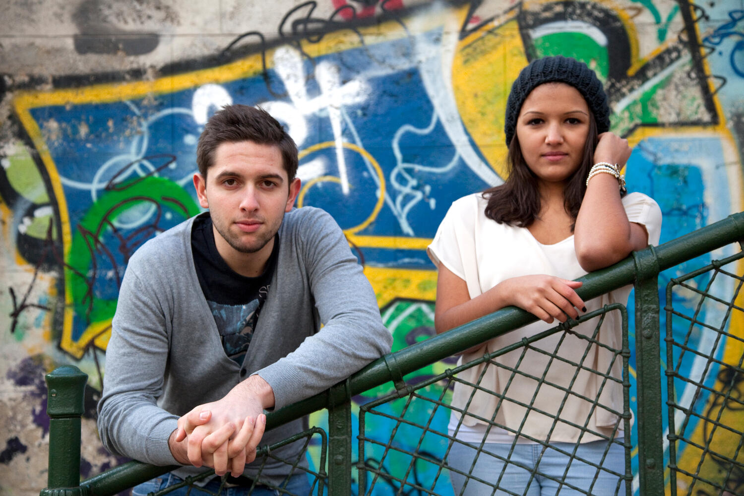 Teenager-Mädchen und -Junge lehnen am Treppengeländer.  