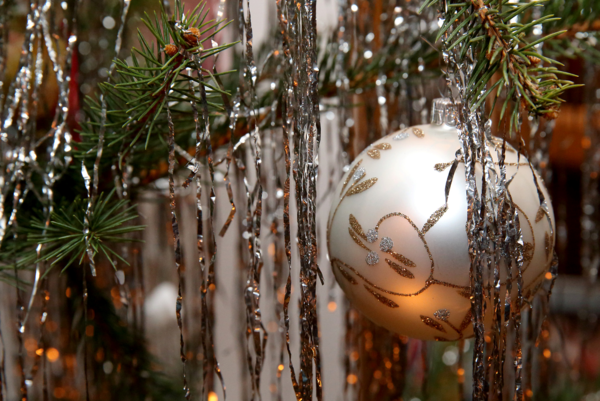 Christbaumkugel am Weihnachtsbaum hängend